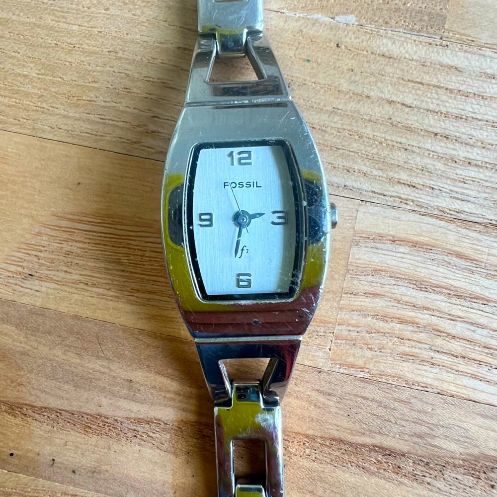 Fossil F2 ladies minimalist silver tone fashion watch NEW BATTERY